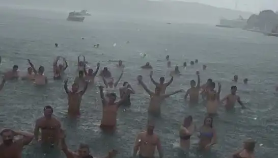 İstanbul’un Bebek Plajı’nda Yağmura Rağmen Denize Giren Cesur Kalabalık