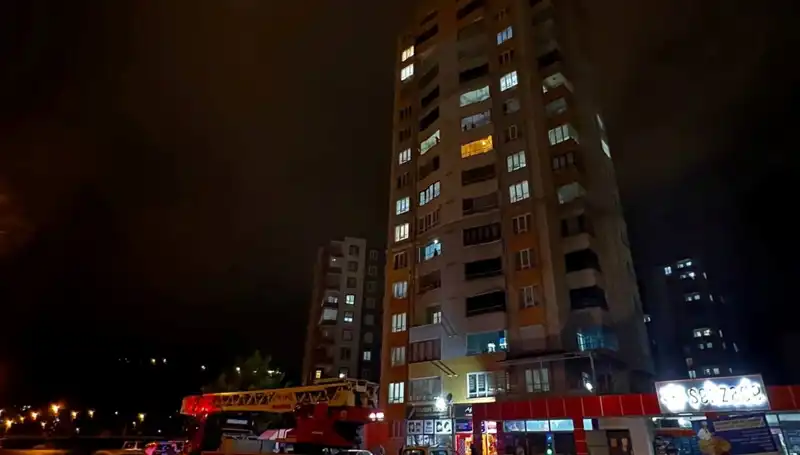 Apartmanın Çatısına Düşen Yıldırım, Yaşanan Korku Dolu Anları Gözler Önüne Serdi