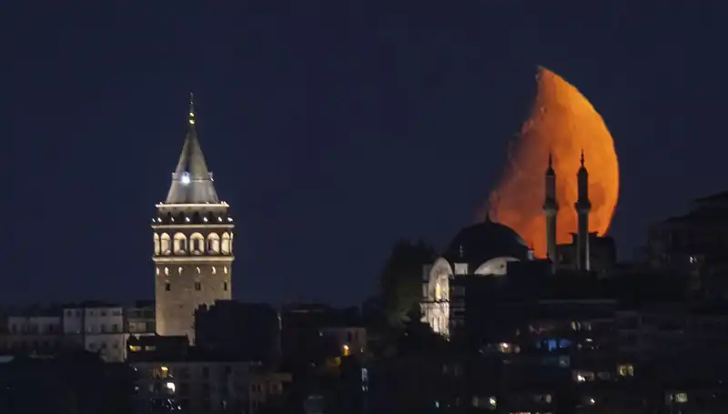 İstanbul'da Yarım Ay Işığıyla Büyüleyen Doğa Manzarası: Gözlerimizi Kamaştıran Bir Gece
