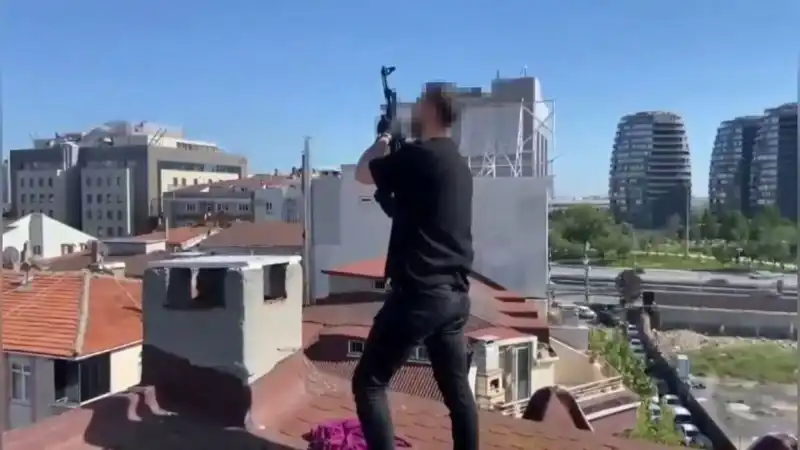 İstanbul'da Çatı Operasyonu: Bacadan AK-47 Tabancası Çıktı!
