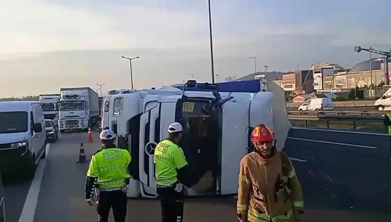 Pendik'te TEM Otoyolu'nda Devrilen TIR, İstanbul'u Tıkadı!