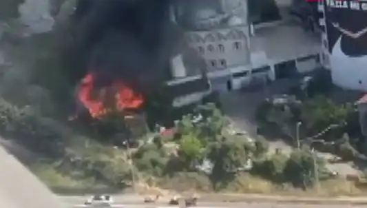 Kağıthane'de Korkutan Yangın: Geceyi Aydınlatan Dumanlar!