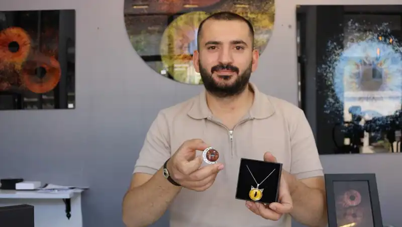 İris Fotoğraflarınızı Takı ve Tabloya Dönüştüren Sanatçıyla Tanışın!