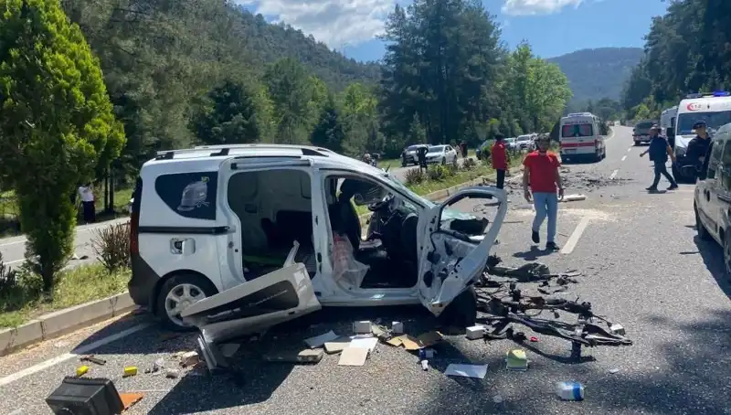 Marmaris'te Feci Kaza: Yolu Savaş Alanına Çeviren Çarpışma!