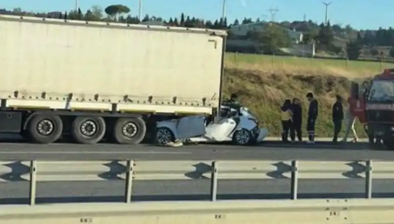 Kuzey Marmara Otoyolu'nda Feci Kaza: Otomobil TIR'ın Altında Kalırken Bir Kişi Hayatını Kaybetti